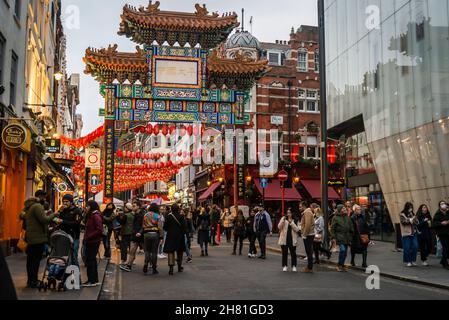 Shopping de Noël à Chinatown, Londres, Angleterre, Royaume-Uni Banque D'Images