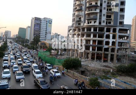 Hyderabad, Pakistan.26 novembre 2021.Vue de la circulation Jam due à la manifestation de protestation des résidents et des constructeurs de la tour Nasla contre la démolition de bâtiments, à Shahrah-e-Faisal à Karachi le vendredi 26 novembre 2021.La police et les Rangers paramilitaires ont eu recours à des gaz lacrymogènes et ont tiré des gaz lacrymogènes sur des résidents et des constructeurs protestant devant la tour Nasla de Karachi, un immeuble résidentiel de 15 étages situé à l'intersection de Shahrah-i-Faisal et Shahrah-i-Quaideen contre la démolition de l'immeuble sur les ordres de la Cour suprême.Credit: Asianet-Pakistan/Alamy Live News Banque D'Images