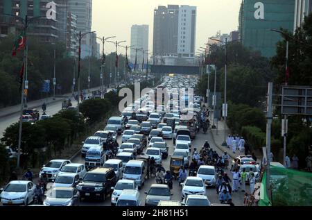 Hyderabad, Pakistan.26 novembre 2021.Vue de la circulation Jam due à la manifestation de protestation des résidents et des constructeurs de la tour Nasla contre la démolition de bâtiments, à Shahrah-e-Faisal à Karachi le vendredi 26 novembre 2021.La police et les Rangers paramilitaires ont eu recours à des gaz lacrymogènes et ont tiré des gaz lacrymogènes sur des résidents et des constructeurs protestant devant la tour Nasla de Karachi, un immeuble résidentiel de 15 étages situé à l'intersection de Shahrah-i-Faisal et Shahrah-i-Quaideen contre la démolition de l'immeuble sur les ordres de la Cour suprême.Credit: Asianet-Pakistan/Alamy Live News Banque D'Images