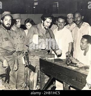 Che Guevara Acheter Un cigare, Cuba, années 1960 Banque D'Images