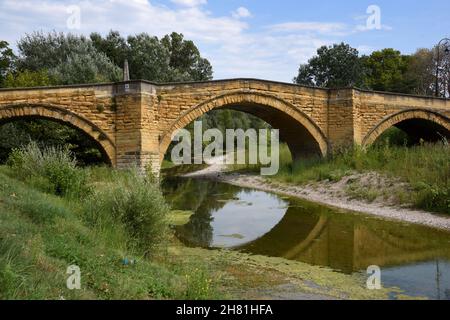 Pont médiéval en pierre ou pont voûté au-dessus de l'Ouvèze à Bedarrides, Pont des Bédarrides, Vaucluse Provence France Banque D'Images