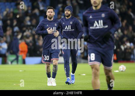 Lionel Messi, Neymar Jr du PSG lors de la Ligue des champions de l'UEFA, Group A match de football entre Manchester City et Paris Saint-Germain (PSG) le 24 novembre 2021 au stade Etihad de Manchester, Angleterre - photo : Jean Catuffe/DPPI/LiveMedia Banque D'Images