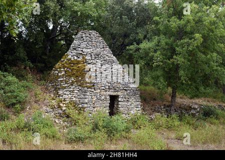 Cabane traditionnelle en pierre sèche connue sous le nom de Borie dans le Parc régional du Luberon Vaucluse Provence France Banque D'Images