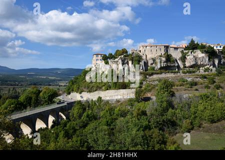 Vue panoramique sur le village Hilltop ou le village perché de Sault avec plaine et collines agricoles en arrière-plan Vaucluse Provence France Banque D'Images