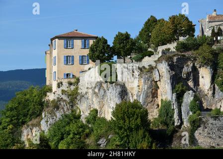 Ancienne maison de village perchée sur la falaise dans le village Hilltop de Sault Vaucluse Provence France Banque D'Images