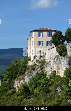 Ancienne maison de village perchée sur la falaise dans le village Hilltop de Sault Vaucluse Provence France Banque D'Images
