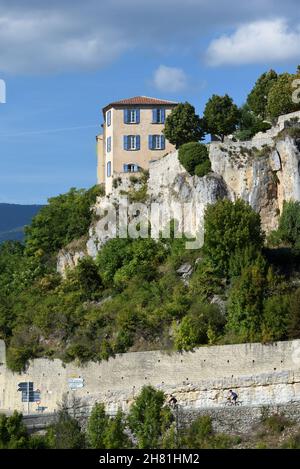 Ancienne maison de village perchée sur la falaise dans le village Hilltop de Sault Vaucluse Provence France Banque D'Images