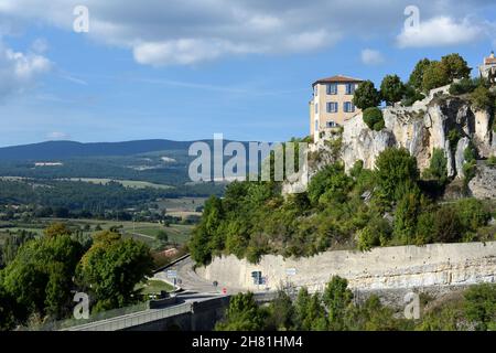 Vue panoramique sur le village Hilltop ou le village perché de Sault avec plaine et collines agricoles en arrière-plan Vaucluse Provence France Banque D'Images