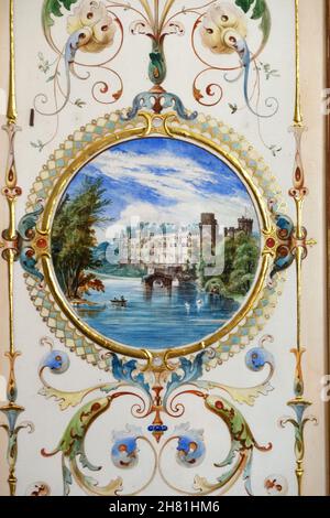 Château de Warwick dans Painted Medallion dans la bibliothèque des femmes Compton Verney House & Arts Museum ou Arts Center Warwickshire Angleterre Banque D'Images