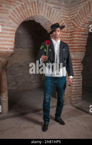 Garçon sombre avec costume de flamenco espagnol. Banque D'Images