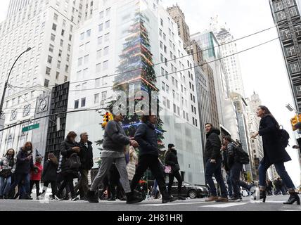 New York, États-Unis.26 novembre 2021.Les acheteurs et les piétons marchent sur Fifth Avenue près d'un magasin Louis Vuitton décoré pour Noël le Black Friday à New York le vendredi 26 novembre 2021.Depuis plus d'une décennie, le Black Friday a traditionnellement été le début officiel de la frénésie d'achat occupée prise entre Thanksgiving et Noël.Photo de John Angelillo/UPI crédit: UPI/Alay Live News Banque D'Images