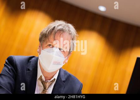 Düsseldorf, Allemagne.26 novembre 2021.Jörg Kachelmann, expert météorologique, siège à la commission d'enquête sur la catastrophe des inondations de la mi-juillet et est interrogé en tant que témoin.Kachelmann avait averti des heures avant l'inondation dans un tweet.Credit: Rolf Vennenbernd/dpa/Alay Live News Banque D'Images