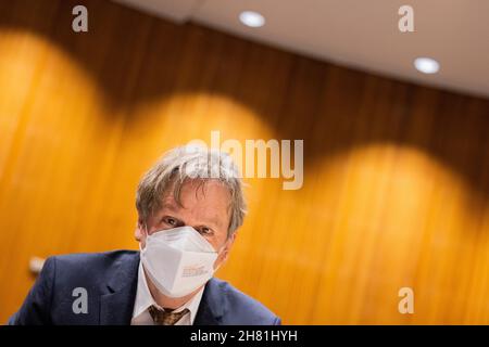 Düsseldorf, Allemagne.26 novembre 2021.Jörg Kachelmann, expert météorologique, siège à la commission d'enquête sur la catastrophe des inondations de la mi-juillet et est interrogé en tant que témoin.Kachelmann avait averti des heures avant l'inondation dans un tweet.Credit: Rolf Vennenbernd/dpa/Alay Live News Banque D'Images