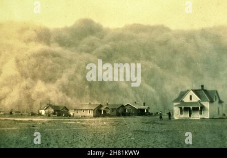Tempête de poussière au Texas - un petit groupe de maisons et de résidents vivent la tempête de poussière au Texas en 1935. Banque D'Images