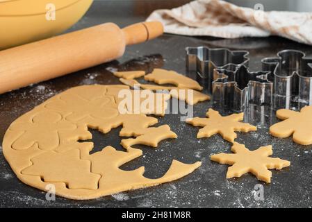 Faire des biscuits de Noël - pâte crue et moules à pâtisserie.Arrière-plan de Noël. Banque D'Images