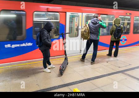 Londres, Royaume-Uni.26 novembre 2021.Les navetteurs sur le point de monter à bord du train DLR pour travailler, lorsque le RMT Vas-y avec 24 heures de grève sur cinq lignes de métro londoniennes, dans un conflit au sujet de nouveaux modèles de quart, car le service de métro de nuit devrait reprendre ce week-end.Credit: Xiu Bao/Alamy Live News Banque D'Images