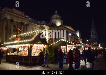 Londres, Royaume-Uni.25 novembre 2021.Marché de Noël à l'extérieur de la galerie nationale de Trafalgar Square. Banque D'Images