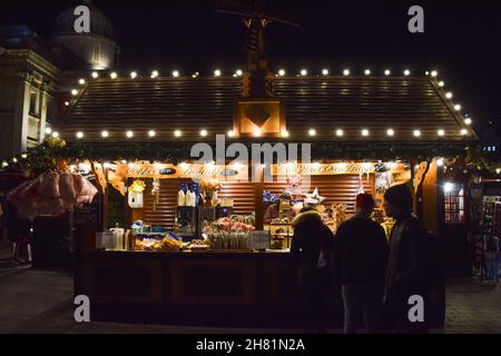 Londres, Royaume-Uni.25 novembre 2021.Le marché de Noël se trouve à l'extérieur de la galerie nationale de Trafalgar Square. Banque D'Images