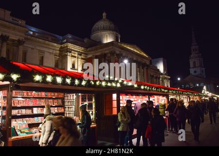 Londres, Royaume-Uni.25 novembre 2021.Le marché de Noël se trouve à l'extérieur de la galerie nationale de Trafalgar Square. Banque D'Images