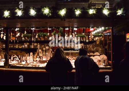 Londres, Royaume-Uni.25 novembre 2021.Le marché de Noël se trouve à l'extérieur de la galerie nationale de Trafalgar Square. Banque D'Images