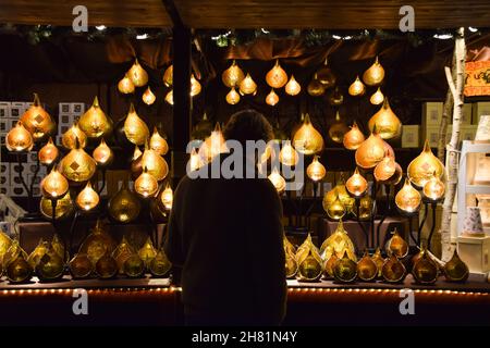 Londres, Royaume-Uni.25 novembre 2021.Le marché de Noël se trouve à l'extérieur de la galerie nationale de Trafalgar Square. Banque D'Images