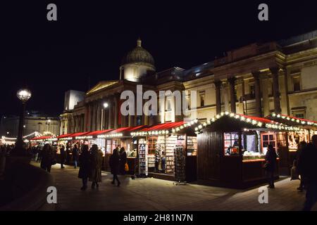 Londres, Royaume-Uni.25 novembre 2021.Marché de Noël à l'extérieur de la galerie nationale de Trafalgar Square. Banque D'Images