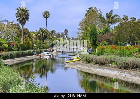 Bateaux à rames sur les rives d'un des nombreux canaux de la station balnéaire de Venise, quartier de la ville de Los Angeles, Californie, États-Unis / Etats-Unis Banque D'Images