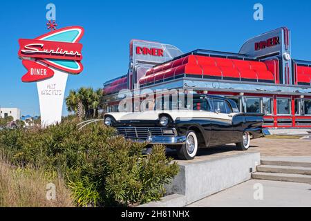 1957 Ford Fairlane 500 Skyliner au Sunliner Diner, restaurant sur le thème des années 50 à Gulf Shores, ville balnéaire du comté de Baldwin, Alabama, États-Unis Banque D'Images