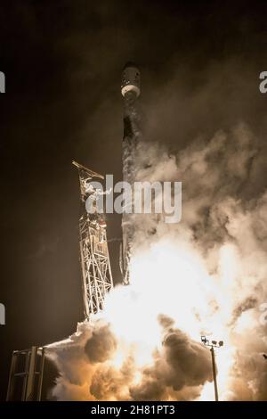 BASE SPATIALE DE VANDENBURG, CALIFORNIE, États-Unis - 23 novembre 2021 - la fusée SpaceX Falcon 9 est lancée avec le test de redirection des astéroïdes doubles, ou DA Banque D'Images