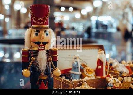 Jouet de Noël en bois soldat casse-noisette figurine.Décor traditionnel festif, détails magiques du nouvel an. Banque D'Images
