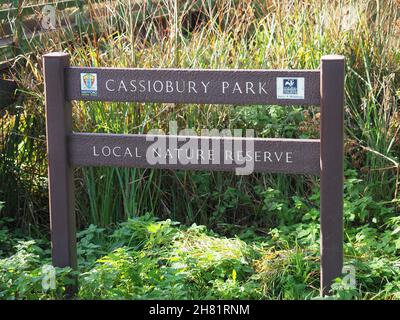 Vue d'un panneau pour la réserve naturelle locale dans le parc de Cassiobury à Watford Hertfordshire Royaume-Uni Banque D'Images