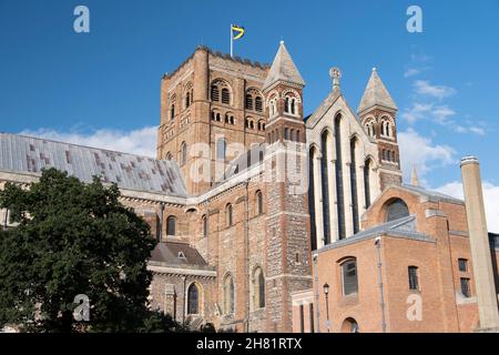 Cathédrale St Albans, vue depuis le parc, St Albans, Herts, Royaume-Uni. Banque D'Images