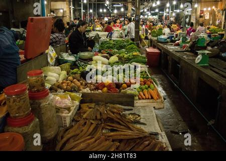 SIEM REAP, CAMBODGE - 13 août 2017 : à l'intérieur du vieux marché traditionnel local de la ville de Siem Reap, Cambodge, avec des vendeurs vendant des aliments tels que des fruits Banque D'Images