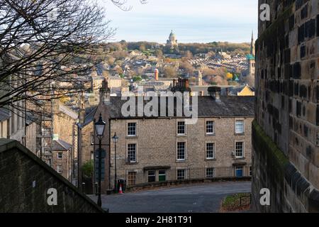 Lancaster - vue d'en haut de la parade de St Mary sur la ville en direction de Williamson Park et du Mémorial Ashton à l'horizon - Angleterre, Royaume-Uni Banque D'Images