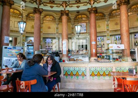 Lisbonne, Portugal, les gens partagent des collations à l'intérieur de la boulangerie locale intérieurs de magasin "Patriacal" dans le quartier d'Alcantara