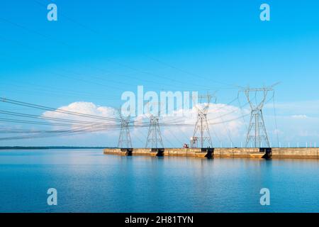 Lignes électriques sortant d'un barrage d'Itaipu, État de Parana, Brésil Banque D'Images