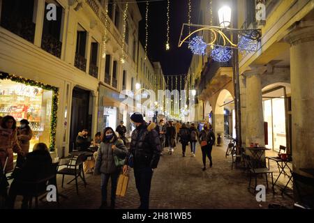 Padoue, Italie, 26 novembre 2021.Les gens magasinent à Noël avec le masque chirurgical dans le centre de la via Roma. Banque D'Images