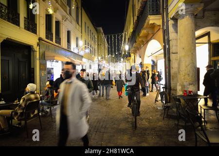 Padoue, Italie, 26 novembre 2021.Les gens magasinent à Noël avec le masque chirurgical dans le centre de la via Roma. Banque D'Images