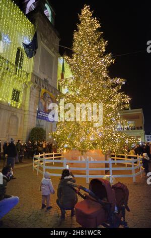 Padoue, Italie.26 novembre 2021.L'éclaircissement du grand arbre de Noël a lieu à six heures sur le « Liston », entre l'hôtel de ville et l'université Banque D'Images