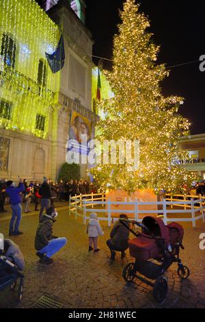 Padoue, Italie.26 novembre 2021.L'éclaircissement du grand arbre de Noël a lieu à six heures sur le « Liston », entre l'hôtel de ville et l'université Banque D'Images