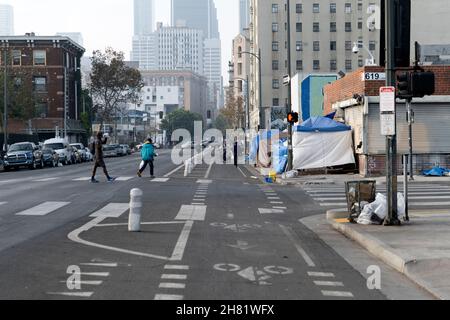 Los Angeles, CA USA - 20 novembre 2021: Les sans-abri dans la rue dans les rangs de skid Banque D'Images
