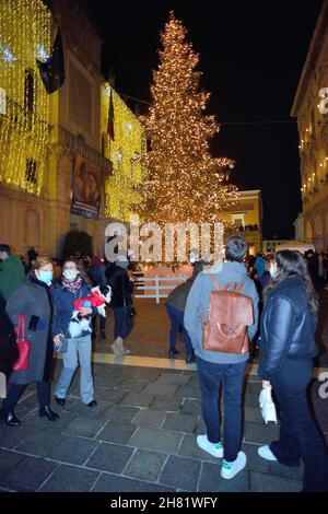 Padoue, Italie.26 novembre 2021.L'éclaircissement du grand arbre de Noël a lieu à six heures sur le « Liston », entre l'hôtel de ville et l'université Banque D'Images