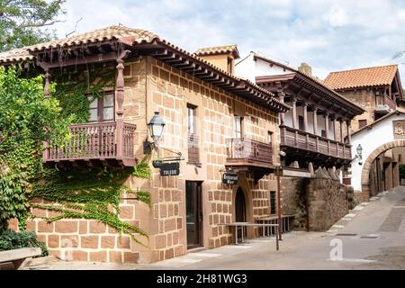 Calle de los Caballeros, à Poble Espanyol - Village espagnol à Barcelone, Catalogne, Espagne. Banque D'Images