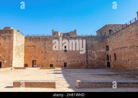 Niebla, Espagne - 18 novembre 2021 : intérieur des murs défensifs du château de Niebla, à Huelva, Andalousie, Espagne Banque D'Images