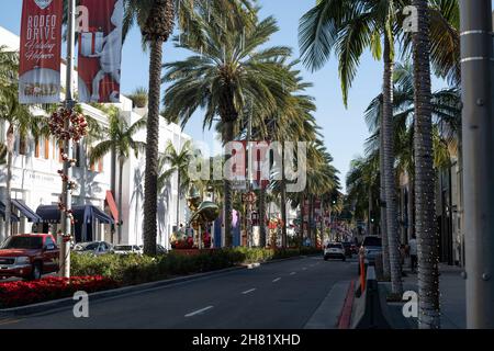 Beverly Hills, CA USA - 25 novembre 2021 : Rodeo Drive décoré pour Noël le jour de Thanksgiving Banque D'Images