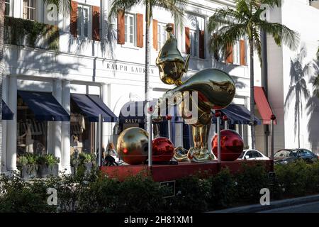 Beverly Hills, CA USA - 25 novembre 2021 : Santas Elves et décorations de Noël élaborées sur Rodeo Drive en face du magasin Ralph Lauren Banque D'Images