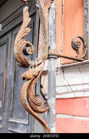 Élément décoratif en métal forgé, détails de décoration rouillés d'une ancienne maison à Saint-Pétersbourg, Russie Banque D'Images