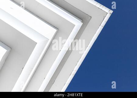 Résumé arrière-plan minimal de l'architecture avec des coins de plafond en béton blanc sous ciel bleu clair Banque D'Images