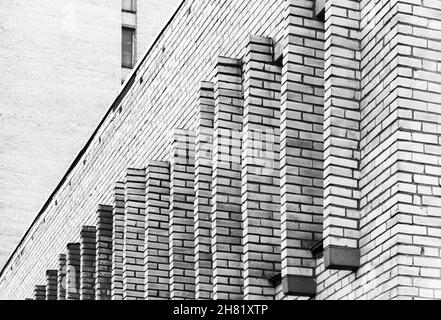 Fragment abstrait d'architecture urbaine, mur en brique blanche avec éléments décoratifs.Photo en noir et blanc Banque D'Images