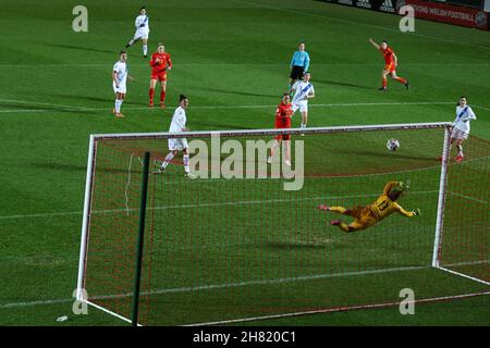 Llanelli, Royaume-Uni.26 novembre 2021.CERI Holland of Wales (18) marque ses équipes au 3e but.Wales Women contre Greece Women, FIFA Women's World Cup 2023 qualification match au Parc y Scarlets à Llanelli, pays de Galles, le vendredi 26 novembre 2021.Usage éditorial seulement, photo par Andrew Orchard/Andrew Orchard sports photographie/Alamy Live News crédit: Andrew Orchard sports photographie/Alamy Live News Banque D'Images